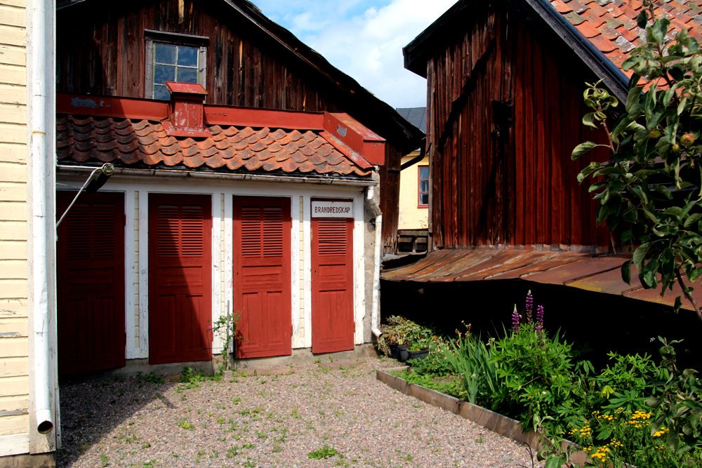 Still very charming, Söderköping was a planned city and although the norm at the time was to keep waste in buried waste barrels (later sold to farmers as fertilizer) here they had custom built water flushed sewage system: each house linked to a main that flushed into the river.