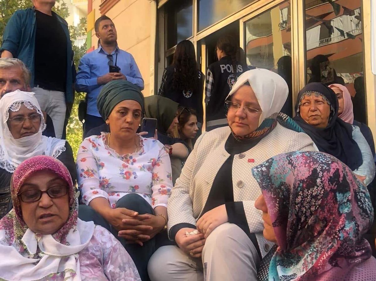 yavuzagiraliog's tweet photo. Muhalefet anaların çığlığına destek verir, iktidar ise çocukları Pkk'nın elinden kurtarır dedik. İktidar vazifesini unutup, gidip analar ile ağlamaz. İktidar acizlik gösterip, zafiyet ile ağlarsa milletin anası ağlar. Devlet, acziyet ile yönetilemez!

Fotoğraf maalesef budur... https://t.co/NPRGt37WLr