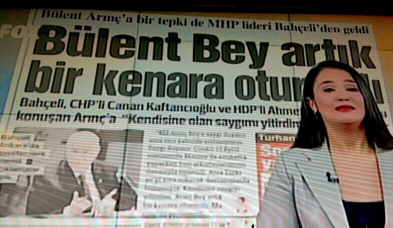 Sayın Devlet Bahçeli,
Sayın Bülent Arınç'tan 
5 ay daha büyük. 
İkiside 71 Yaşında. 
Ama Devlet Bahçeli
Bülent bey artık bir
Kenera otursun diyor!!
Sayın Bahçeli sizde bir kenara oturmayı ne zaman düşüneceksiniz !??