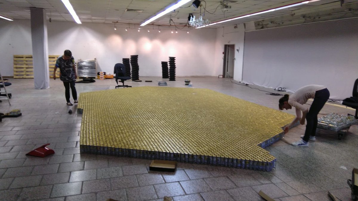 Begehbare Kunst-Installation zur #BerlinArtWeek. Dosen mit #tickleWater bedecken den Boden unserer #KulturMarktHalle und bilden einen  See von in Plastik eigefangenem Wasser. Heute kann der See von 18-21h begangen werden. Am Samstag wird das Wasser befreit und die Dosen entsorgt.