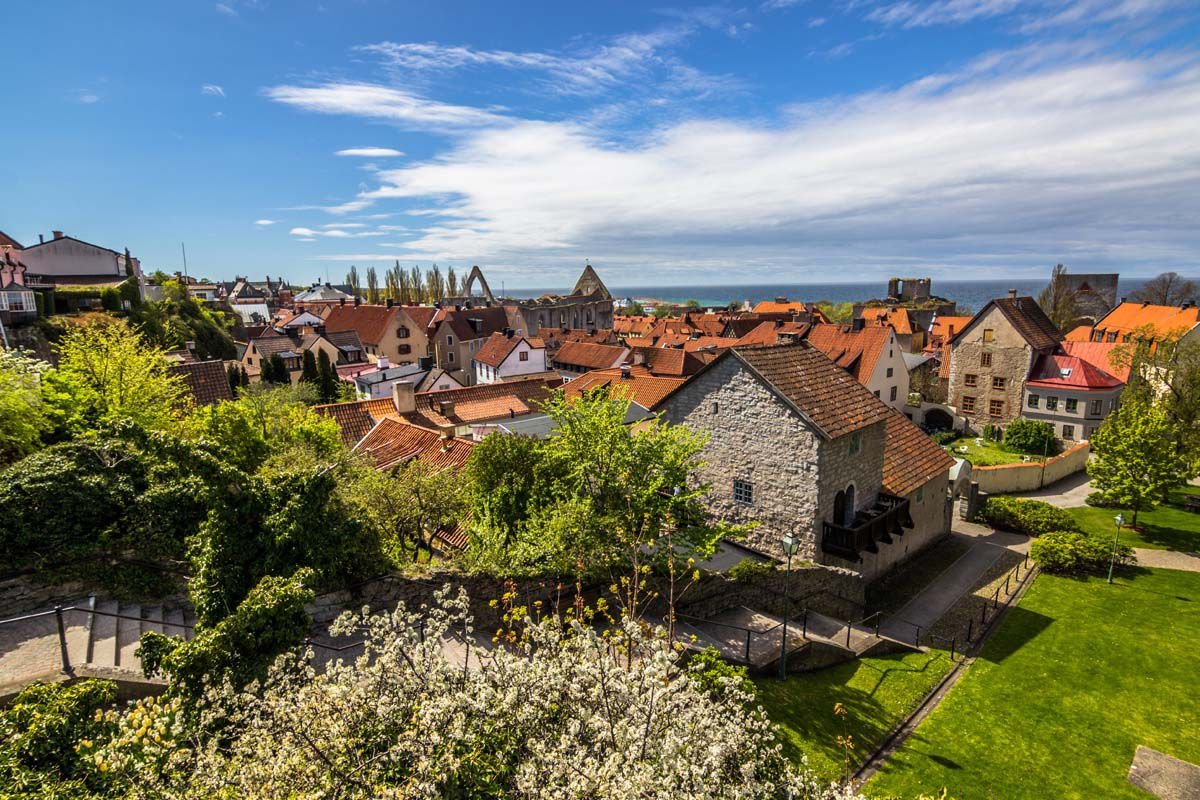 The Swedish city Visby had an even more advanced sewage system in the 13th century. Each house had an underground septic tank connected to a city wide drainage system: the tanks would flush and the city would get rid of excess water in one go. It worked perfectly for centuries.