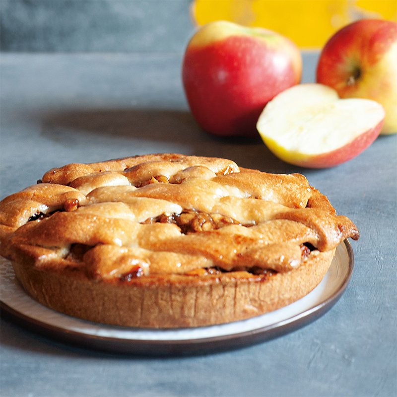 Appeltaart, wie is er niet dol op? Wij wel in ieder geval! En mocht jij ook zo'n appeltaart fan zijn, dit weekend is ons ambachtelijke appeltaartje slechts €6,95! #appeltaart #bakkervanmaanen #blijftlekker #nieuweoogst