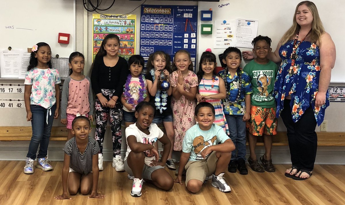 MsHouseman1's tweet photo. Happy Luau Day! #sheldonspiritweek #sheldonfamily #sailspiritweek https://t.co/myqVfCed3R