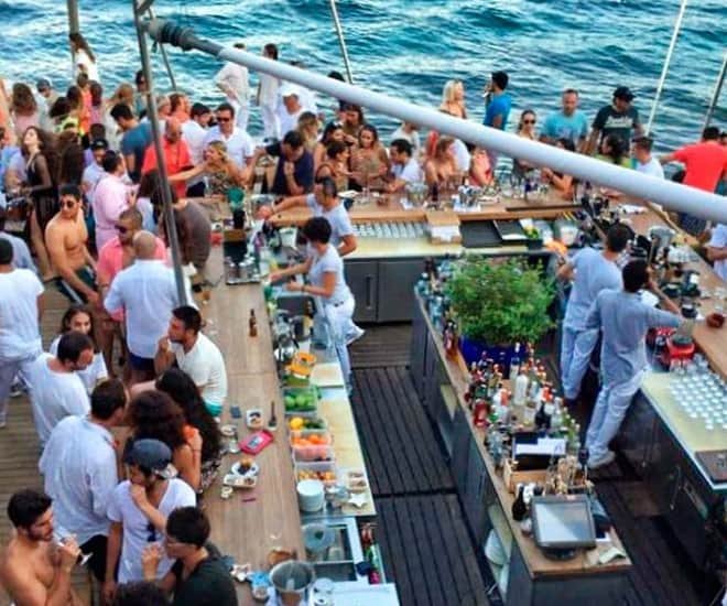 lebuaHotels's tweet photo. “Move aside luxury yachts and boat parties, floating bars are the new craze,” says LUXUO.
Read full article 👉🏻 https://t.co/qcxSC78w54
#lebuahotelsresorts #verticaldestination #floatingbars #floatingdayclub https://t.co/1fc0u9KR77