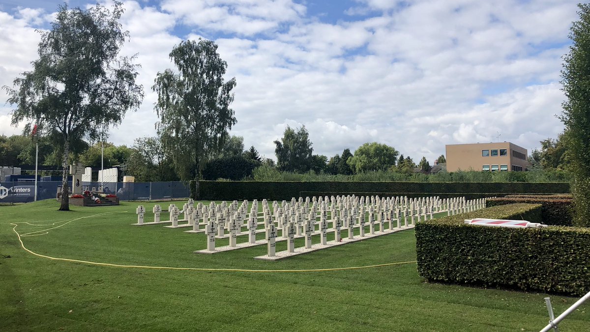 Respect....! Nieuwe grasmat is als een biljartlaken op Pools Militair Ereveld in Breda.