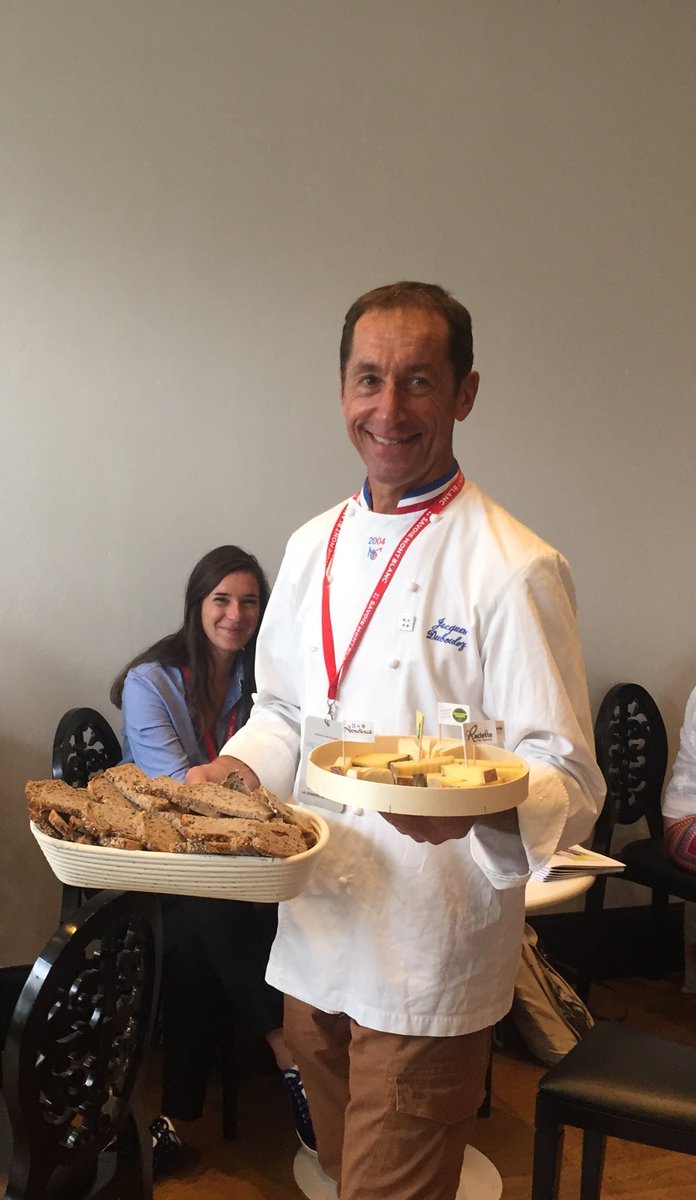 Jacques Dubouloz, Meilleur Ouvrier de France et Marc son fils, tout aussi prometteur, de la Crèmerie des Marchés à Annecy, font découvrir les fromages de Savoie à plus de 60 journalistes. #wksp2019 #savoiemontblanc
