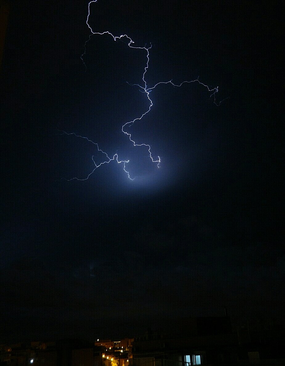 javier_cedride's tweet photo. Noche de tormenta eléctrica: tratar de capturar un relámpago con la cámara es casi tan difícil como desentrañar los secretos que se esconden bajo la sublime y enigmática canción de @amaiaromero. En una semana, la energía liberada de su disco iluminará el cielo de la música. https://t.co/x9TVMa0GEI