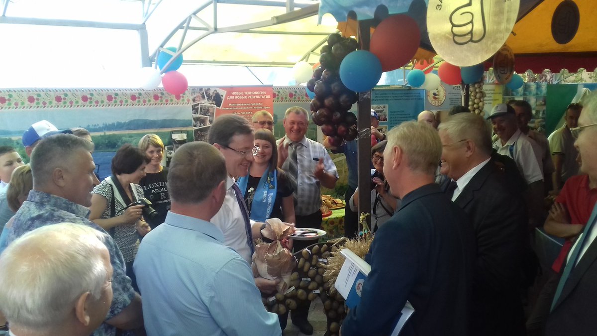 Д.И. Азаров посетил павильон Приволжского района, где была представлена продукция, выращенная на нашей земле.