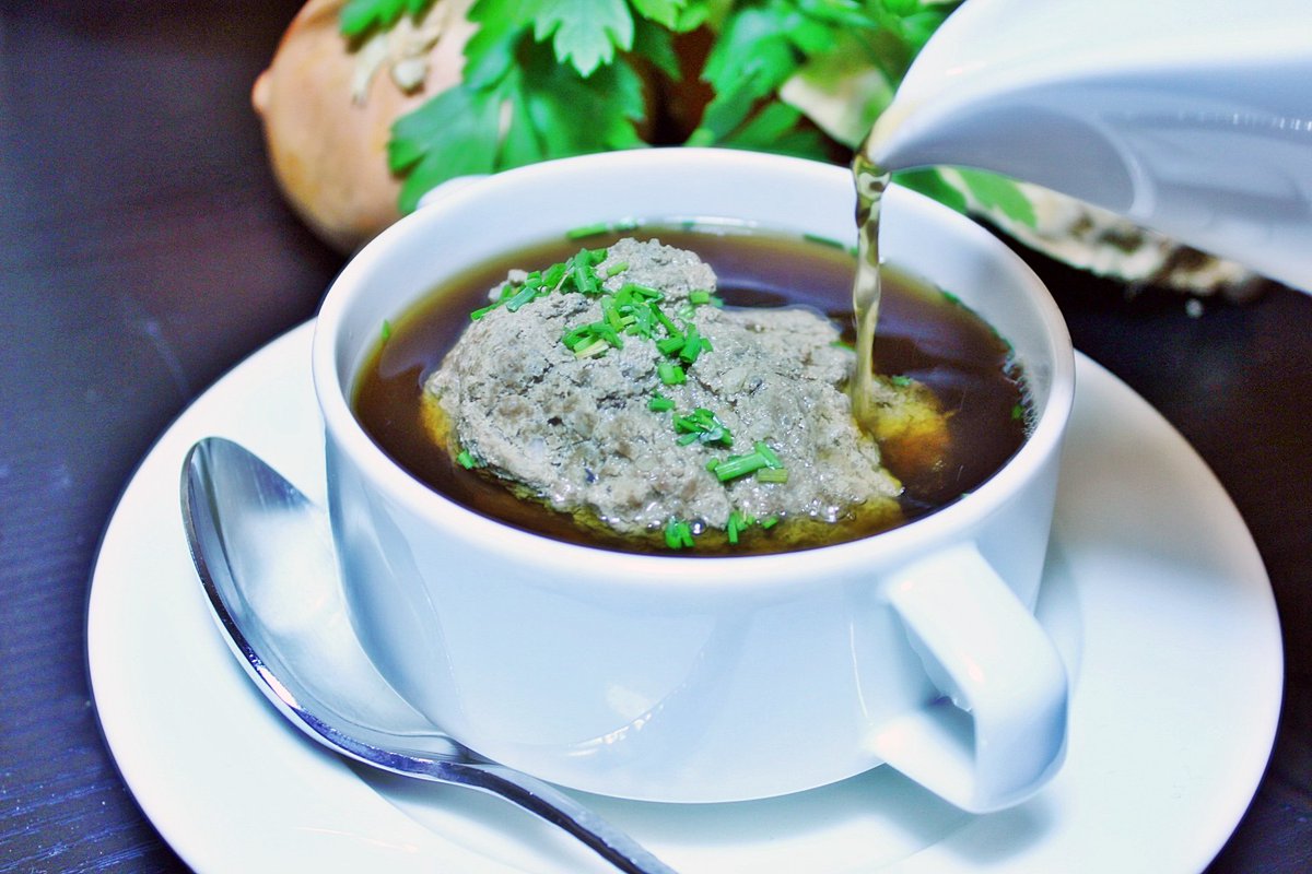 Hoernlepass's tweet photo. Jetzt, wo sich der Sommer langsam verabschiedet, der Herbst Einzug hält und die Tage kürzer und kühler werden, ist eine kräftige Suppe genau das Richtige. Deshalb habe ich heute ein #Rezept für eine Rindsuppe mit Leberknödel für Sie: https://t.co/TQhsArPhtH #kleinwalsertal #food https://t.co/vQHoDjg6Wa