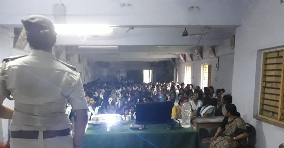 WBPolice's tweet photo. Officers of #DiamondHarbourPoliceDistrict interacting with students regarding awareness on misuse of Social media, human trafficking, Cyber Crime and other safety related issues. 
#AwarenessIsTheKeyOfSafety
#Swayangsiddha https://t.co/cRUh4S7bzL