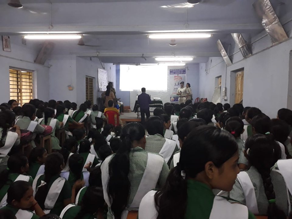 WBPolice's tweet photo. Officers of #DiamondHarbourPoliceDistrict interacting with students regarding awareness on misuse of Social media, human trafficking, Cyber Crime and other safety related issues. 
#AwarenessIsTheKeyOfSafety
#Swayangsiddha https://t.co/cRUh4S7bzL