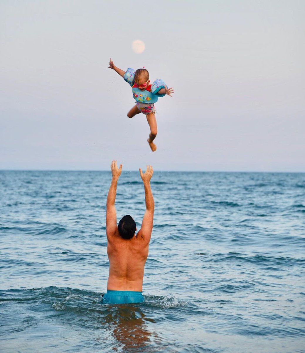 InfluencerLtd's tweet image. Happy FriYAY everyone! Who else is jumping for joy like creator @unsettledown? 🐬 #influencer