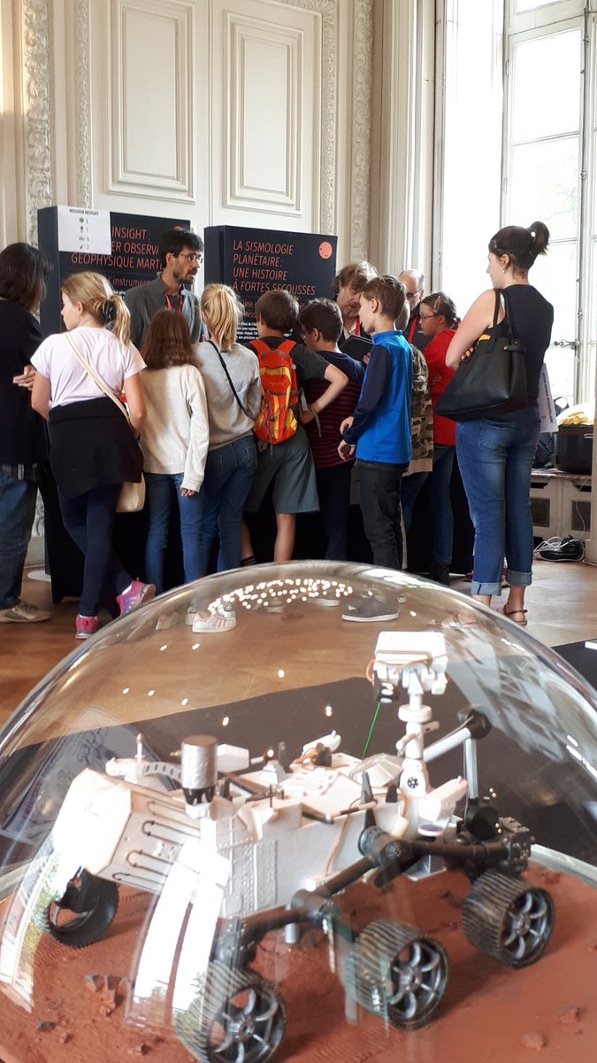 CNRSIdFSud's tweet photo. 🚀 Décollage immédiat pour les collégiens qui visitent, en avant-première, l'exposition-rencontre Face à l'Univers 😃. RDV demain et dimanche, 15h-18h, sur notre campus @CNRS de @VilledeGif ! #FAU #recherchespatiale #80ansCNRS
👉 https://t.co/a1XnQKGBiM https://t.co/xN9wFoyzCK
