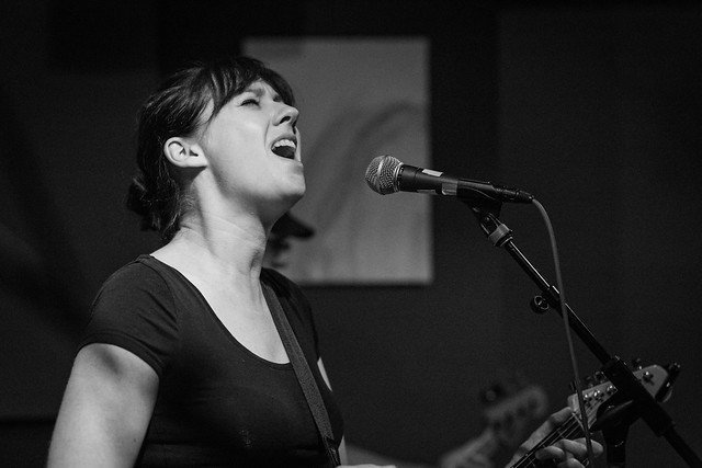 Photos of @abbiebarrett and her sorta OK band...

daykampmusic.com/2019/09/13/abb…