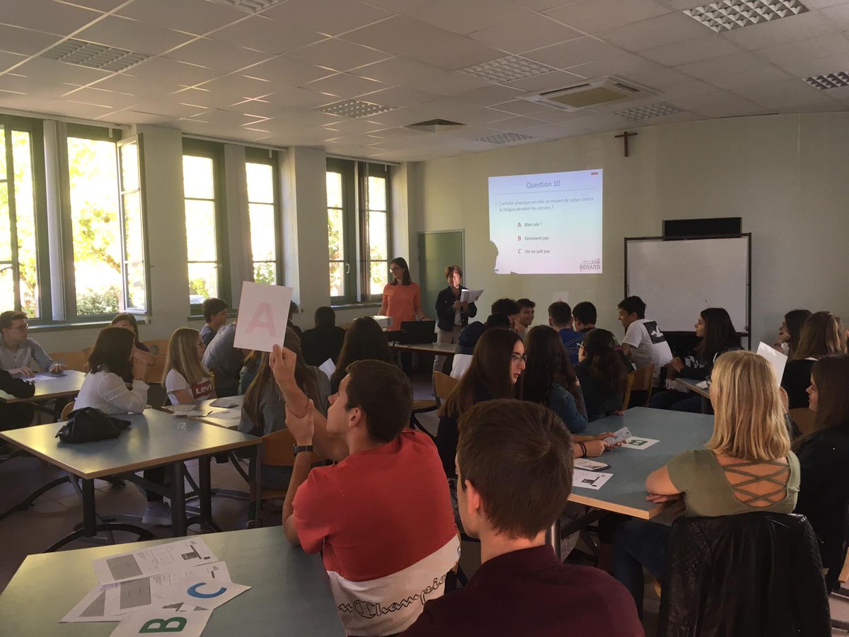 CancerEnvironn's tweet photo. Aujourd'hui, #quiz et échanges sur #nutrition #activitephysique & facteurs de risque de #cancer avec les lycéens de Charlieu ! Au programme : #recommandations de #sante, quiz et tests d'activité physique ! #expositioninteractive #prendresoindesoi https://t.co/IKJ2gP1h8K