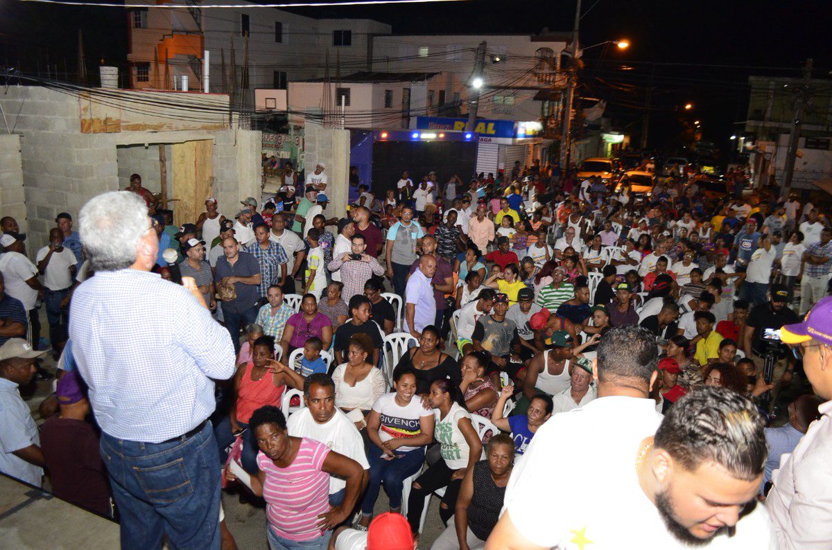 pedroescuela's tweet photo. Para #TransformarASantiago @FernandoRosaRD porque #SantiagoQuiereSuSenador @JCesarValentin gran recibimiento de dirigentes comunitarios y simpatizantes en el ensanche Ramos https://t.co/aRGu5vM6e3