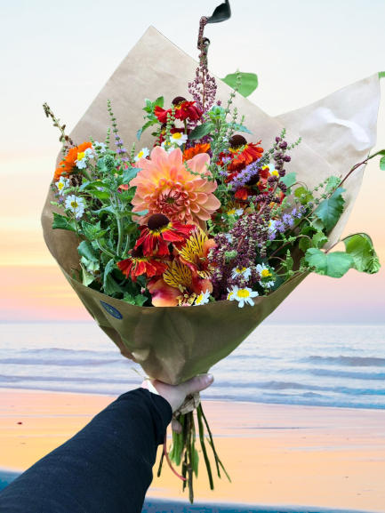 Each bouquet has been hand-selected with organic flowers from her farm each week. Providing you with a stunning bouquet of seasonal Irish Flowers. Colours and variety will vary each week. 
dublinflowershop.ie/flowers/Bumble…
#irishflowers #organicflowers #dublin