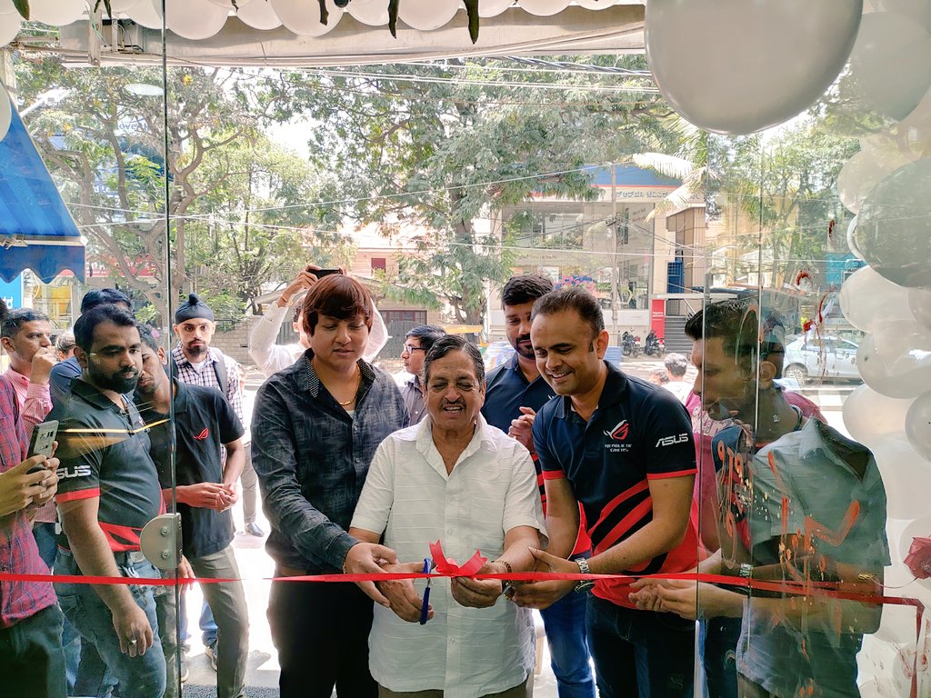 ArnoldSu6's tweet photo. It is our second #Asus Exclusive Store in #Bangalore at Mega IT Store,
#906, GNR Plaza, 80ft Road, 6th Block, Kormangala that launched today by Guarav D Jain, Owner and @friendzjigu Jignesh Bhavsar. 

Congratulations you all.. 

#laptops #GameWithROG #ROG #Zenbook #Vivobook https://t.co/p6A9FNmN7G
