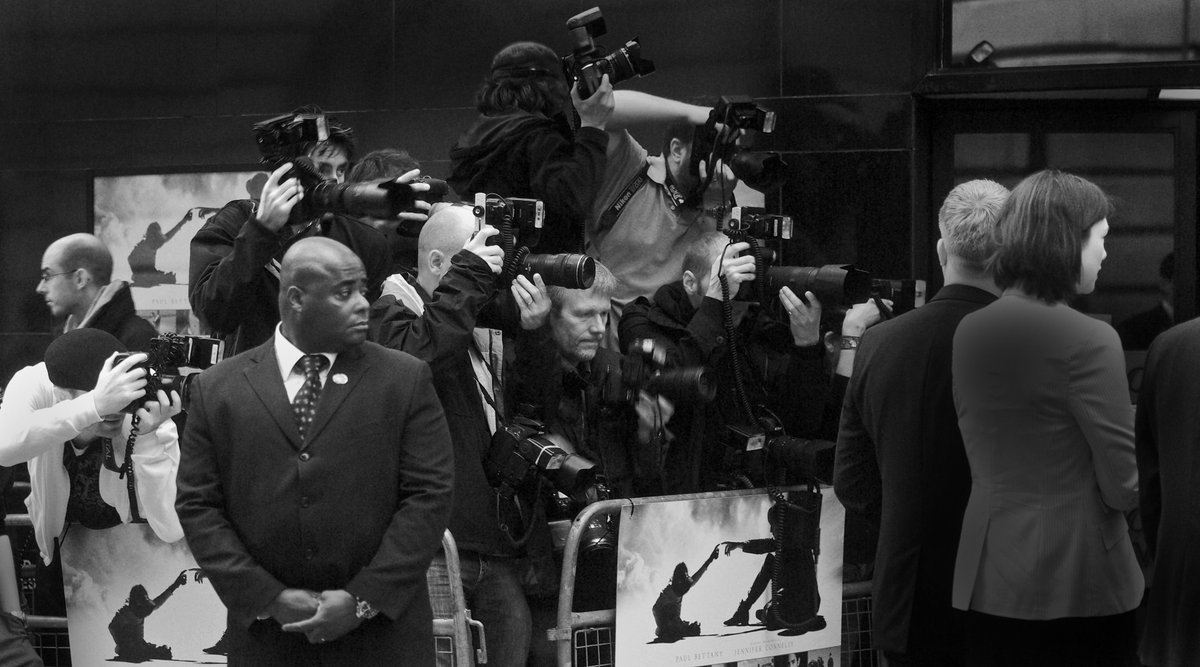 berndt2_photo's tweet image. What better way to remember that you forgot all about the 2009 Charles Darwin biopic "Creation" than a 10th Anniversary premiere #RedcarpetMonochrome re-edit? (you're welcome!) - more at bernd-talasch.squarespace.com/redcarpetmonoc… #BenedictCumberbatch