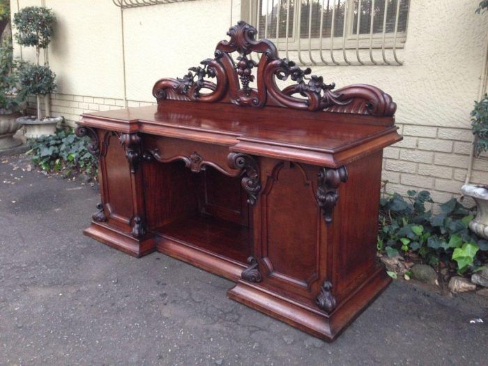 thecrowncollect's tweet image. We just LOVE this magnificent carved newly aquired extremely spectacular carved mahogany sideboard which could also be used as a drinks table circa 1870 - R38,800 buff.ly/2JD5CgD #Antique #sideboard #drinkstable #luxury #sophisticated #sandton #bryanston