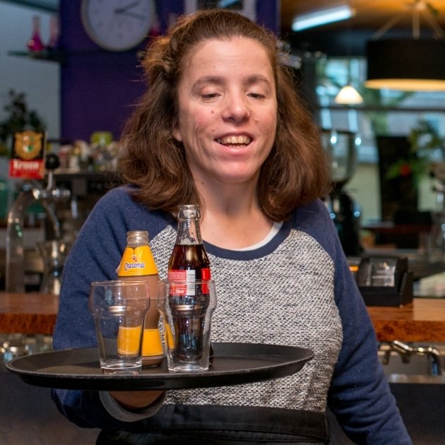 sHeerenLoo's tweet photo. Door een aangepast #lesprogramma met foto's en picto's, heeft Anne het AKA-diploma behaald! 🎉 Ze werkt bij De Kapitein in Druten. Een restaurant waar mensen met een #beperking werken. Anne is trots dat ze in de horeca werkt, net als haar moeder en zus. #weekvandealfabetisering https://t.co/eWj8dlGFlC