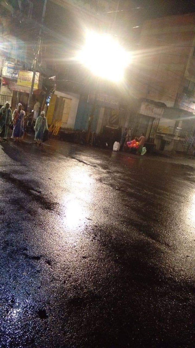 IndoreTalk's tweet photo. #SwachhIndore: नगर निगम इंदौर ने झाँकियों के खत्म होते ही मार्ग की तत्काल सफाई की और उस मार्ग को अपने मूल स्वरूप में लौटा दिया।
#IndoreRahegaNo1 #Indore #IndoreTal #AnatChaturdashiChalSamaroh https://t.co/S55zV1v89r