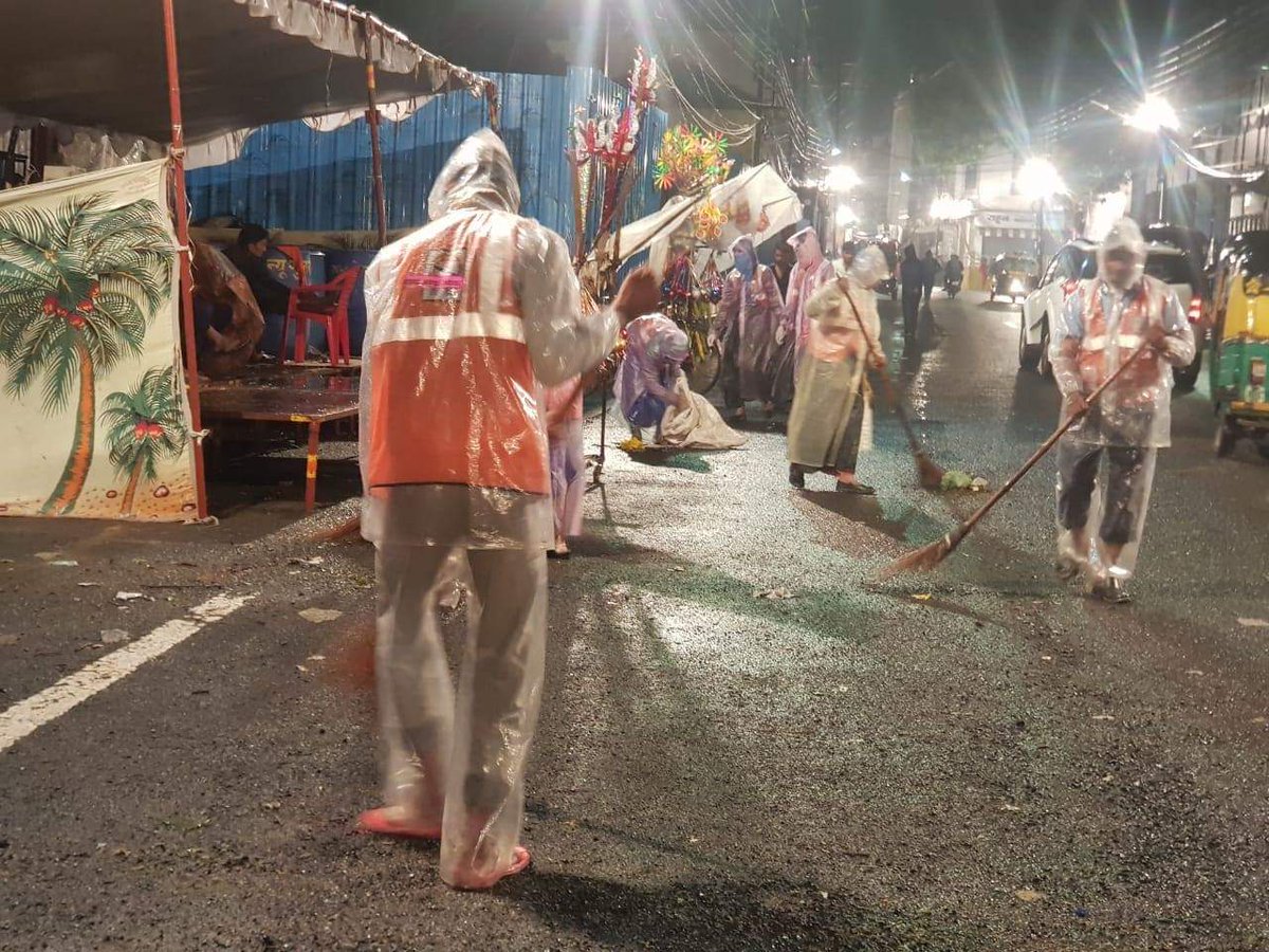 IndoreTalk's tweet photo. #SwachhIndore: नगर निगम इंदौर ने झाँकियों के खत्म होते ही मार्ग की तत्काल सफाई की और उस मार्ग को अपने मूल स्वरूप में लौटा दिया।
#IndoreRahegaNo1 #Indore #IndoreTal #AnatChaturdashiChalSamaroh https://t.co/S55zV1v89r