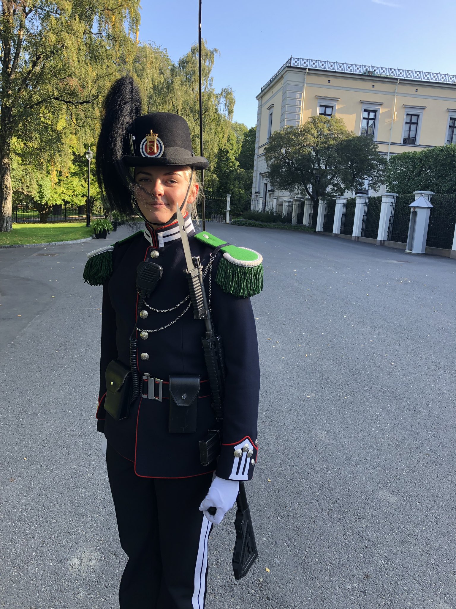 Vice evaluerbare marts Martin Kiil on X: "I Norge har man kvindelige garder. Hende her har lige  smidt mig ud af Dronningeparken i Oslo, fordi der skulle være et  arrangement #ligestilling https://t.co/0kZqHDWBMe" / X