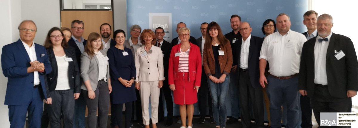 bioeg_de's tweet photo. Interdisziplinärer Fachaustausch zum Thema Wiederbelebungsunterricht in Schulen: Intensive Gespräche zwischen Vertretern der Kultusbehörden der Länder, medizinischen Fachgesellschaften und Hilfsorganisationen sowie dem @BMG_Bund in der #BZgA." #NAWIB #prüfenrufendrücken https://t.co/vulQ1lt2eF