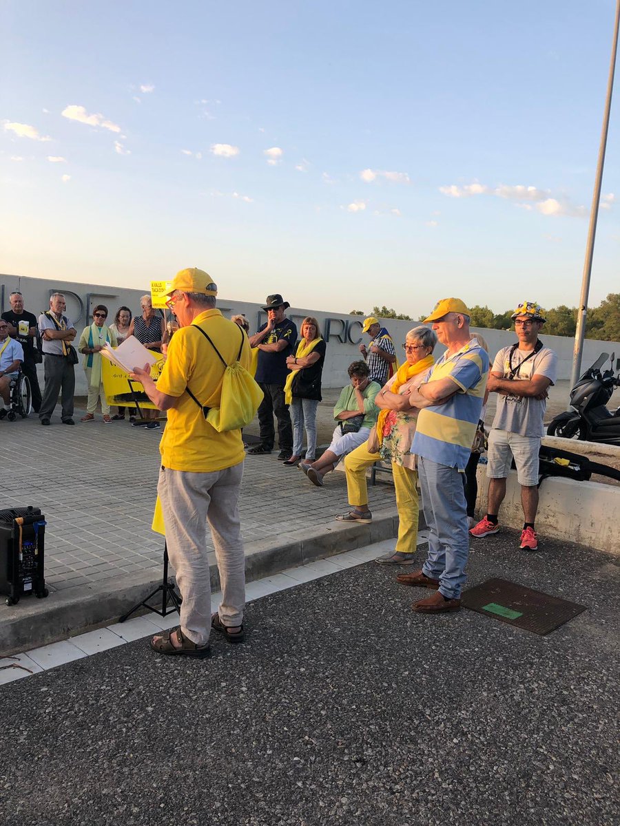 3aJoventut's tweet photo. Aquest dijous a Mas d’Enric acompanyant @ForcadellCarme @TacaDOliAvis #seguim #niunpasenrera #Noesteusols #Fretothom #absolució https://t.co/jK8jrk5866