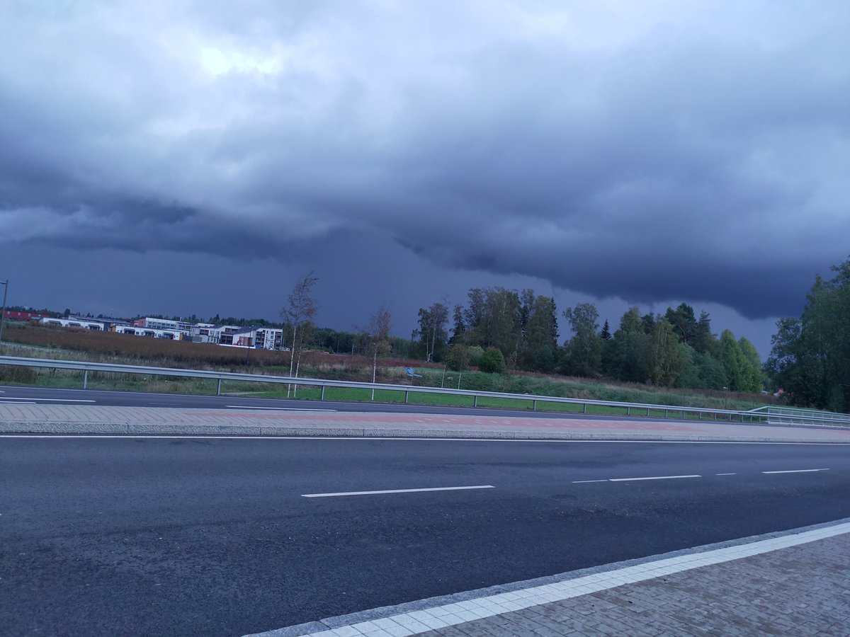 Vyörypilviä näkyvissä Järvenpään pohjoispuolella. Hetken päästä satoi rankasti. #syksy #kaatosade