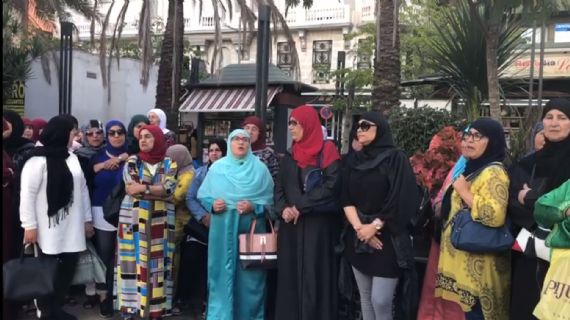 Trabajadoras transfronterizas reclamando el derecha de libre acceso por la frontera de CEUTA Para poder hacer su trabajo diario cgtandalucia.org/blog/6947-trab…