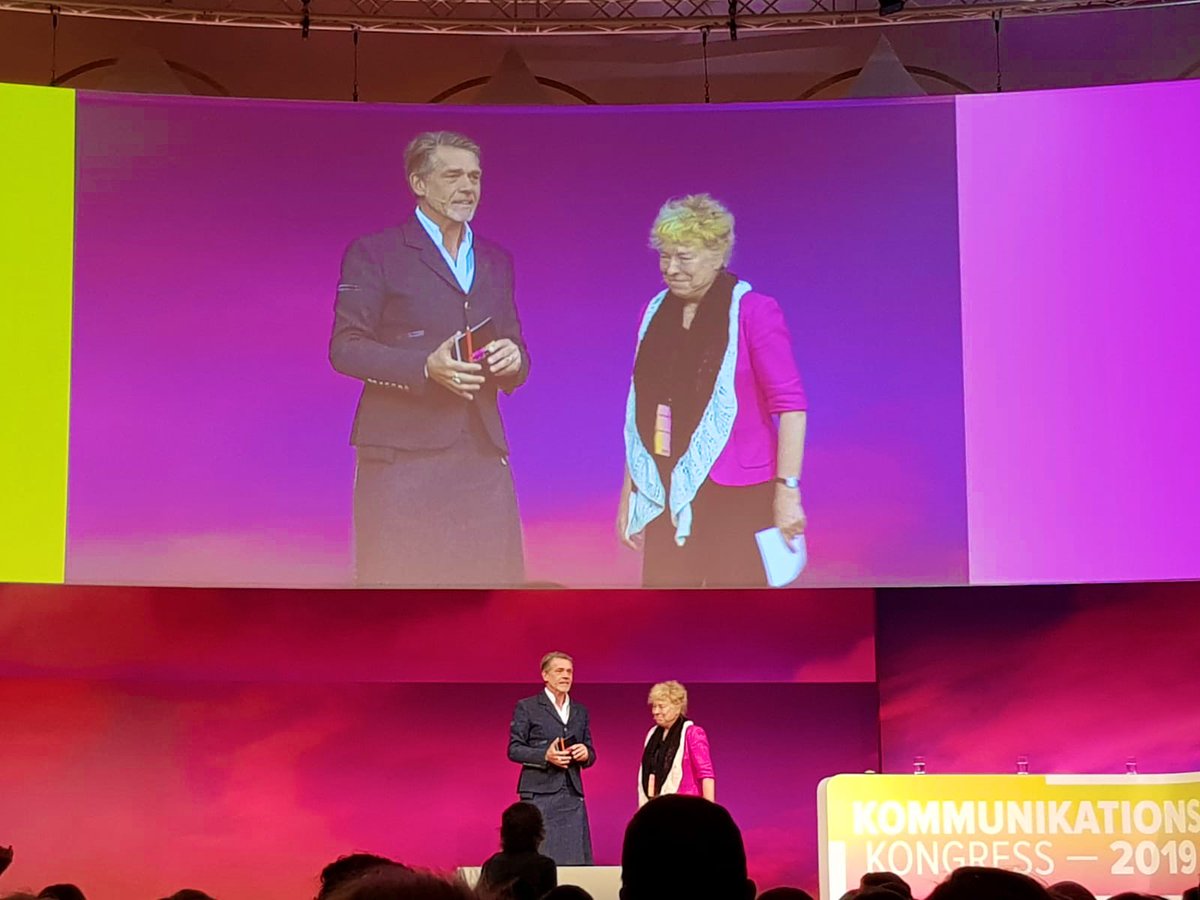 sarah_e223's tweet photo. Mit einem Plädoyer für wahrhaftige Kommunikation - so eröffnet Prof. @Gesine_Schwan Tag 2 des #kk19 „Wir haben nur eine #Zukunft, wenn wir den Gedanken der Kooperation und Gemeinsamkeit wieder aufwerten.“ #zeitistda #zukunftgemeinsamgestalten https://t.co/5bj9dhc3dZ