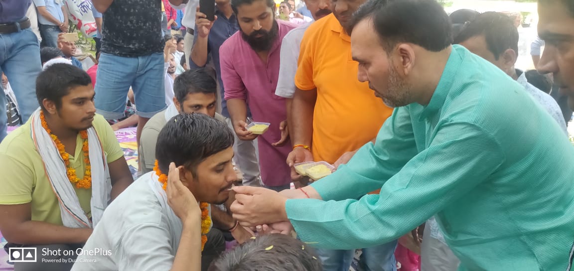 AapKaGopalRai's tweet photo. कई दिनों से आंदोलन कर रहे कैट्स एम्बुलेंस कर्मचारियों का आंदोलन खत्म हुआ तथा उनकी जायज मांगे मानी गई।। https://t.co/kum7xVPnzk