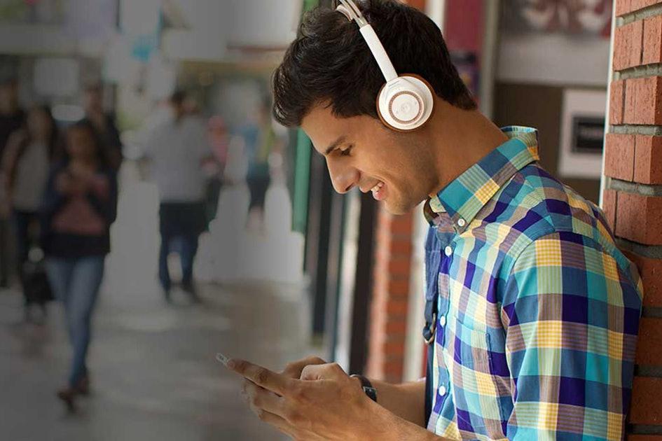 She loves to music. Человек в наушниках. Подросток в наушниках. Наушники на человеке. Подросток с наушниками.