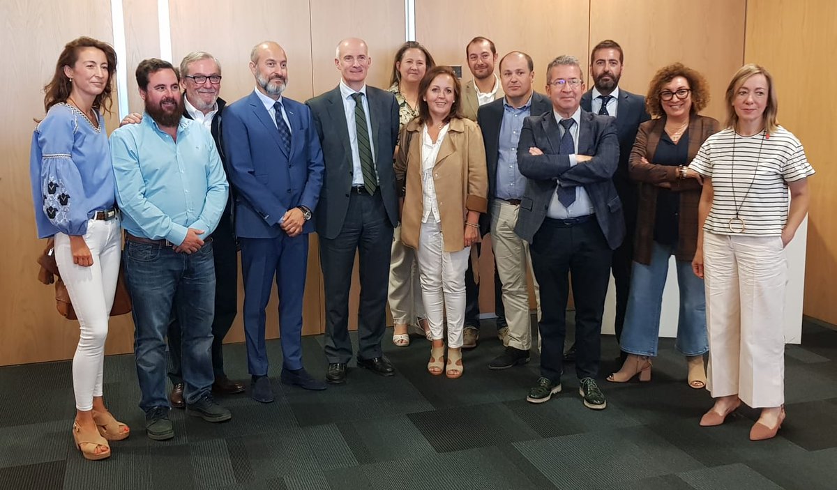 Avadeco_'s tweet photo. ✅ @Avadeco_ junto al resto de organizaciones más representativas del comercio de #CYL que integramos #Conferco hemos mantenido una reunión con el director general de Comercio de @jcyl
⬆️⬆️⬆️ Objetivo: un comercio local más fuerte 💪y competitivo https://t.co/yCwgGt9Aqj