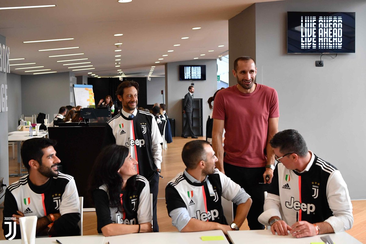 juventusfc's tweet photo. #LIVEAHEAD con tutta la Juve all'Allianz Stadium! ⚫️⚪Il management e i dipendenti del club hanno partecipato ieri all'evento ispirato dalla nuova visione bianconera! https://t.co/2COWpVZGcx
️ https://t.co/53LyM10jFc