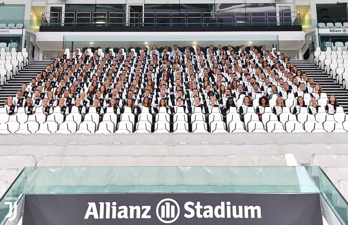 juventusfc's tweet photo. #LIVEAHEAD con tutta la Juve all'Allianz Stadium! ⚫️⚪Il management e i dipendenti del club hanno partecipato ieri all'evento ispirato dalla nuova visione bianconera! https://t.co/2COWpVZGcx
️ https://t.co/53LyM10jFc