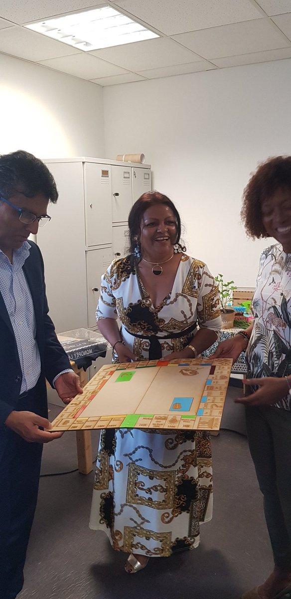 LaurenceRezac's tweet image. Des femmes fières de présenter leurs réalisations à la #MaisonDigitale de la Réunion 
@FondationOrange et #RunFabLab