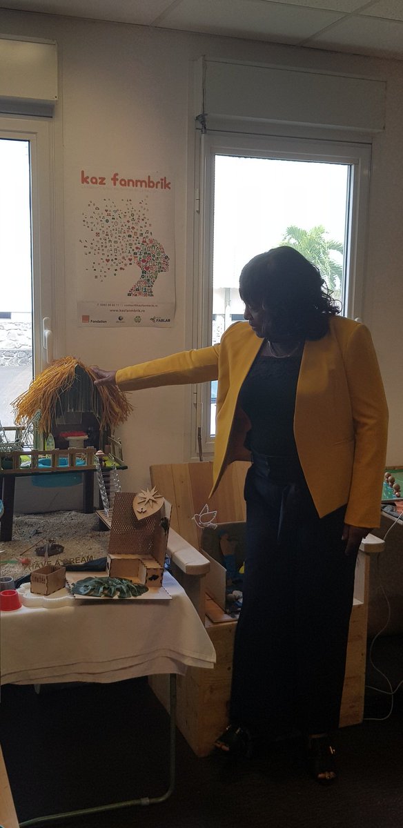 LaurenceRezac's tweet image. Des femmes fières de présenter leurs réalisations à la #MaisonDigitale de la Réunion 
@FondationOrange et #RunFabLab