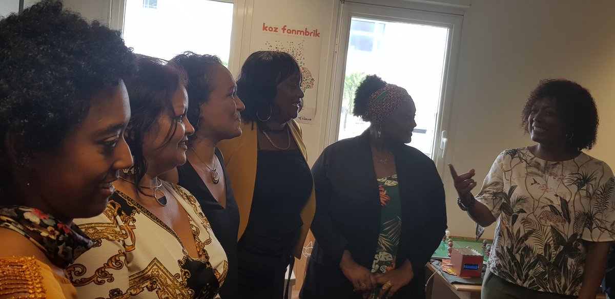 LaurenceRezac's tweet image. Des femmes fières de présenter leurs réalisations à la #MaisonDigitale de la Réunion 
@FondationOrange et #RunFabLab