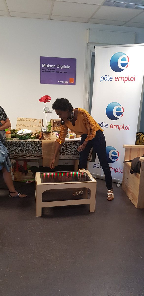 LaurenceRezac's tweet image. Des femmes fières de présenter leurs réalisations à la #MaisonDigitale de la Réunion 
@FondationOrange et #RunFabLab
