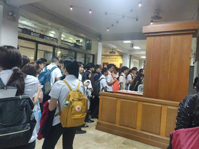 newswatchplusph's tweet image. LOOK: UST students at the Miguel de Benavides Library rush to the exits following the quake | via @varsitarianust
STORY HERE: bit.ly/2kKmDwG