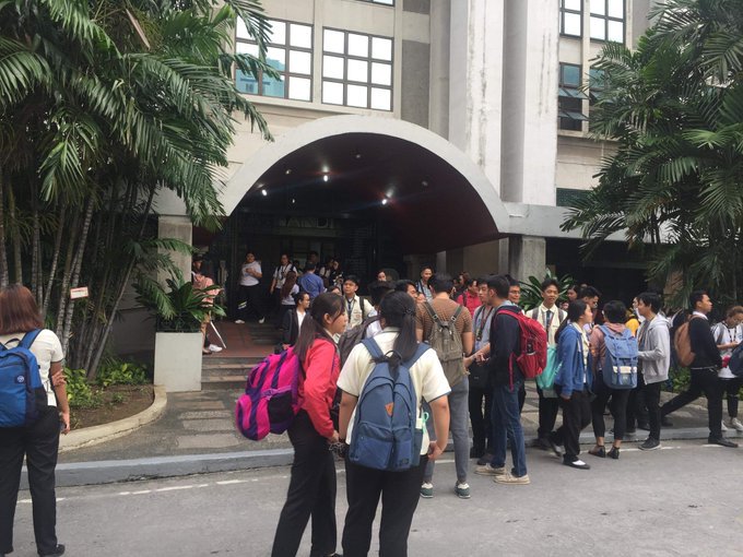 newswatchplusph's tweet image. LOOK: UST students at the Miguel de Benavides Library rush to the exits following the quake | via @varsitarianust
STORY HERE: bit.ly/2kKmDwG
