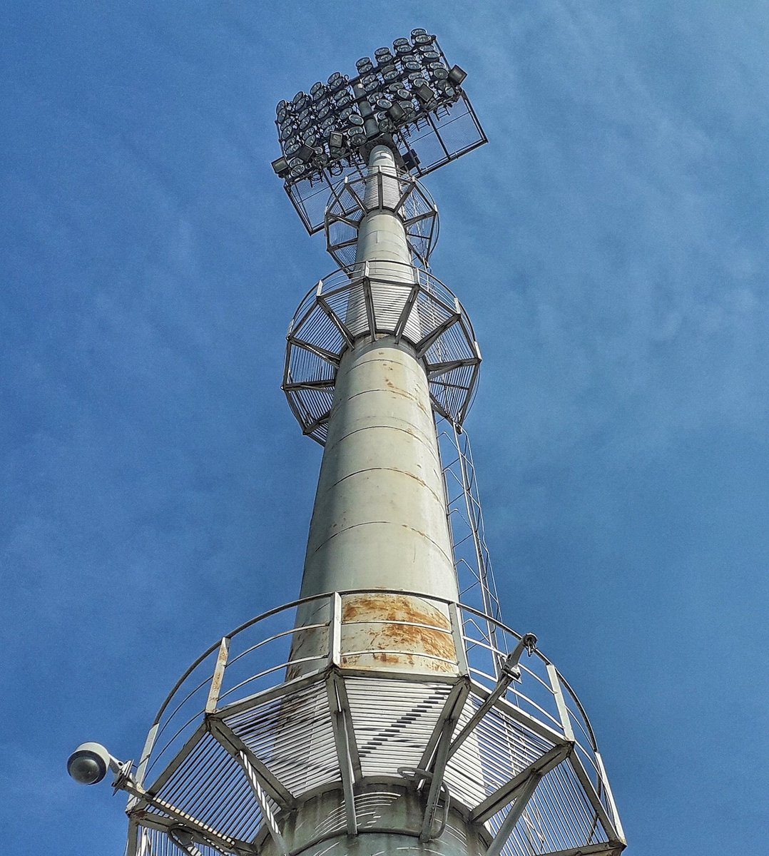 Scarpenter_67's tweet photo. My contribution to this weeks #floodlightfriday comes from last weekend's #FIH4 from FC Brasov in Romania.
The usual huge retro types seen across Eastern Europe and the Balkans ⚽️
#groundhopping #fcbrasov #football #stadion #flutlicht https://t.co/WsIf2Gzqje