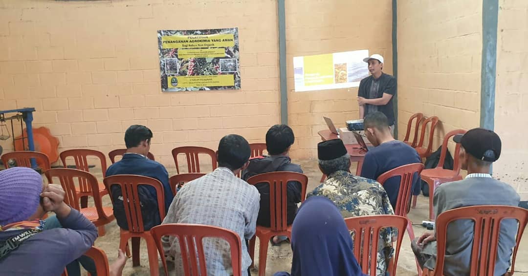 disbun_jabar's tweet photo. Pelatihan Penanganan Agrokimia dan kalibrasi Alat Pengendalian OPT di Gapoktan KSM Preanger Spesialty Desa Mekarwangi Kecamatan Sindangkerta Kabupaten Bandung Barat. #JavaPreanger #Coffee https://t.co/5plWBInuVt
