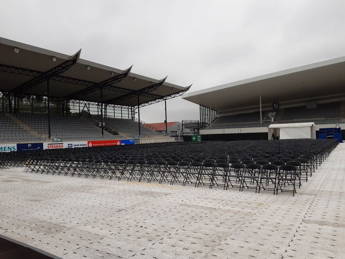 RWTH's tweet photo. Alle Stühle sind aufgestellt, die Technik steht, alle Banner hängen: das #GradFest2019 der RWTH kann kommen! #GradFest #Graduiertenfest #Graduation #studium #uni #hochschule #RWTH https://t.co/ieYJoAtqVy