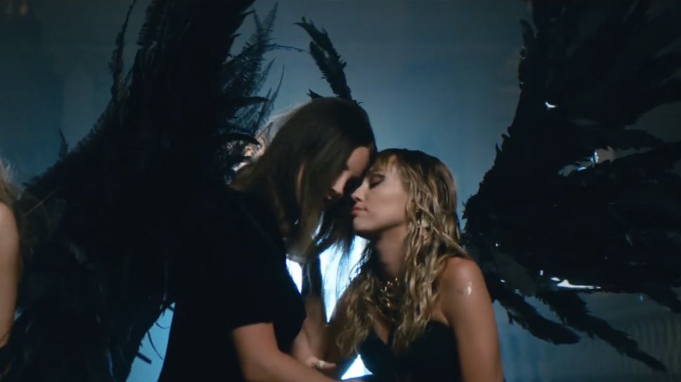 swiftpxrry's tweet photo. E assim nasceu a homosexualidade  #DontCallMeAngel #DontCallmeAngelTONIGHT https://t.co/RlwJgbfBPq