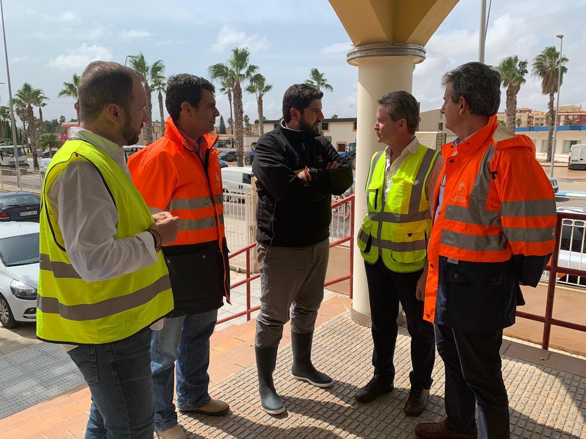 Agradecemos la rápida de respuesta de <a href="/Frecom/">Free Fre gmail. .com</a> <a href="/Ccontratistamur/">Camara Contratistas</a> <a href="/afarem_aridos/">AFAREM</a> a la petición del presidente <a href="/LopezMirasF/">Fernando López Miras</a> para ayudar a los vecinos de #LosAlcázares Los medios materiales aportados contribuirán al rescate de personas y a la limpieza de las vías 

#DANARMurcia