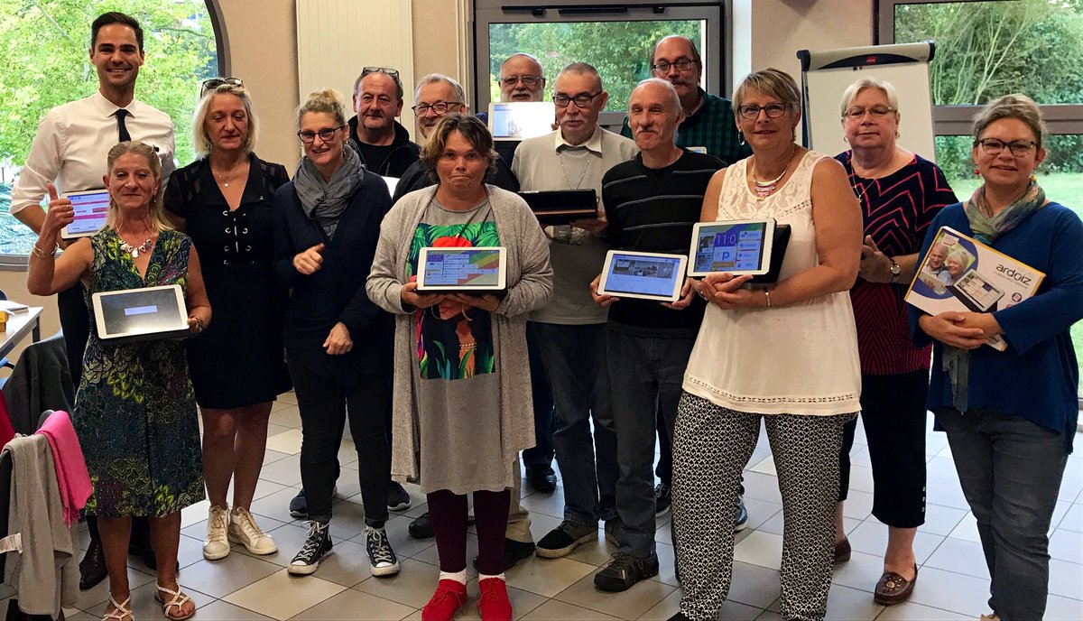 VilleArras's tweet photo. 📲 Formation #numérique à destination des résidents de la Maison Relais des Bonnettes en présence des seniors reporters Arrageois 👌
#InclusionNumerique #Arras https://t.co/IXiWmZMAin